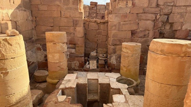 Fonte batismal e igreja em Petra, Jordânia. | VaticanNews