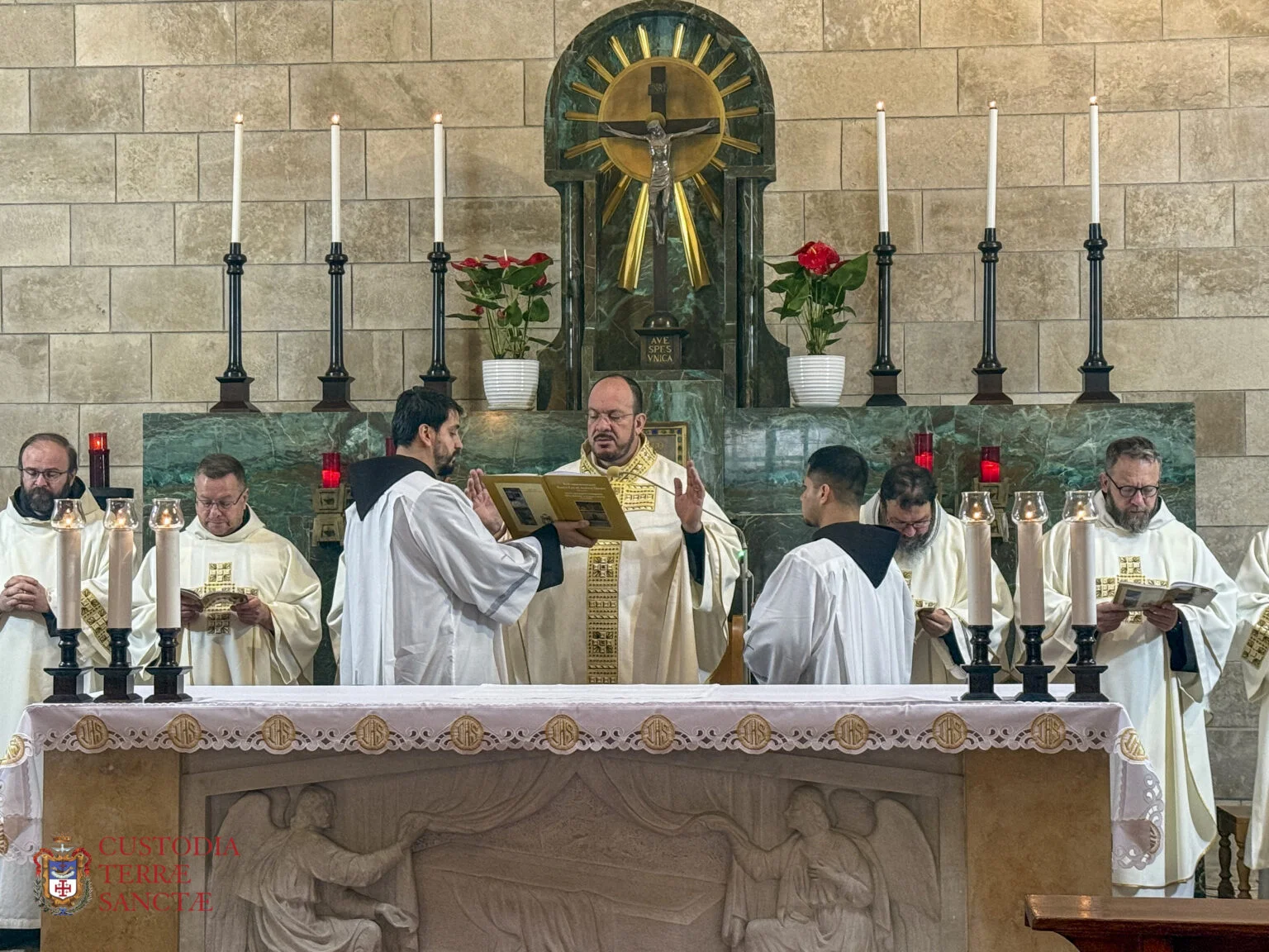 Enquanto a guerra no Médio Oriente impõe graves restrições ao normal desenrolar das cerimónias religiosas, a comunidade católica continua, dentro dos limites permitidos, a viver as celebrações e as peregrinações quaresmais em preparação para a Páscoa.