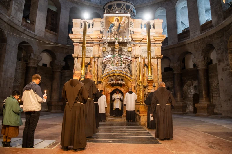 A parte interna da Igreja do Santo Sepulcro, em Jerusalém, abriga os locais mais sagrados do Cristianismo: o Gólgota (local da crucificação) e a Edícula, que contém o túmulo vazio de Jesus.  | Foto: Vatincannews
