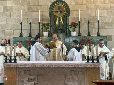 Enquanto a guerra no Médio Oriente impõe graves restrições ao normal desenrolar das cerimónias religiosas, a comunidade católica continua, dentro dos limites permitidos, a viver as celebrações e as peregrinações quaresmais em preparação para a Páscoa.
