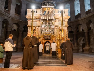 A parte interna da Igreja do Santo Sepulcro, em Jerusalém, abriga os locais mais sagrados do Cristianismo: o Gólgota (local da crucificação) e a Edícula, que contém o túmulo vazio de Jesus.  | Foto: Vatincannews